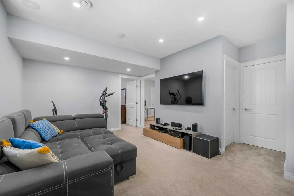 15 Sherwood Square NW Calgary AB T3R 0N7