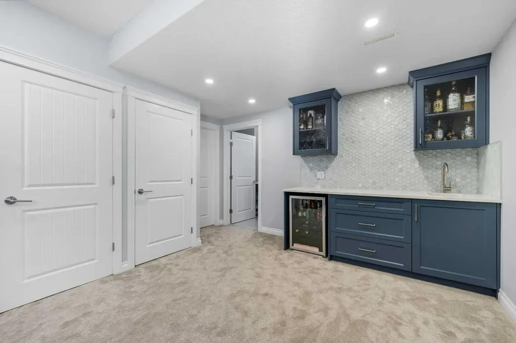 15 Sherwood Square NW Calgary AB T3R 0N7