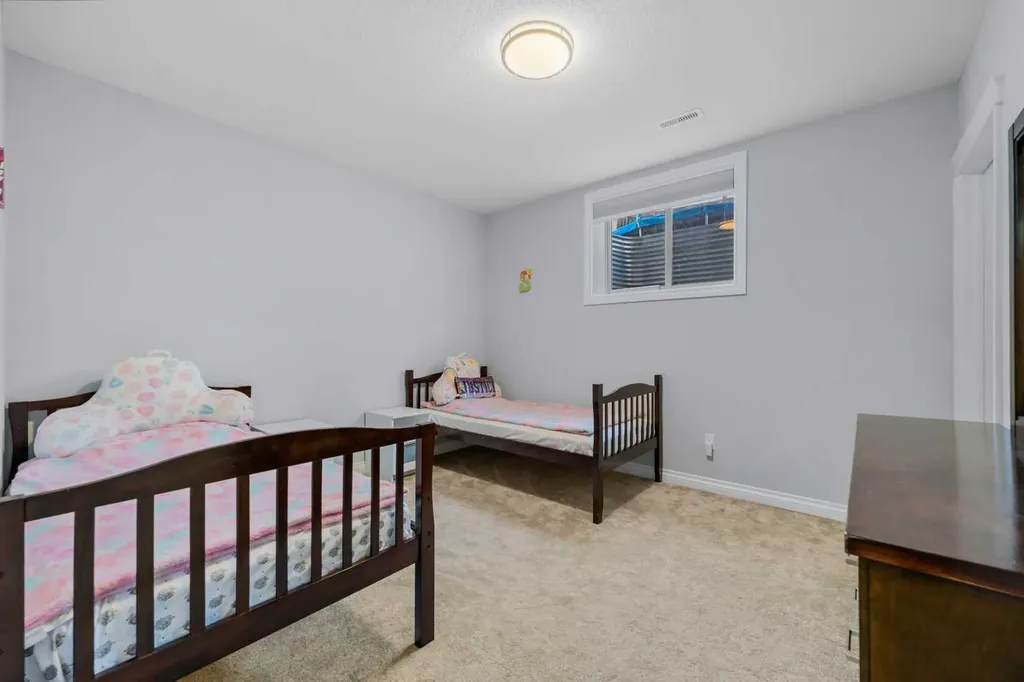 15 Sherwood Square NW Calgary AB T3R 0N7