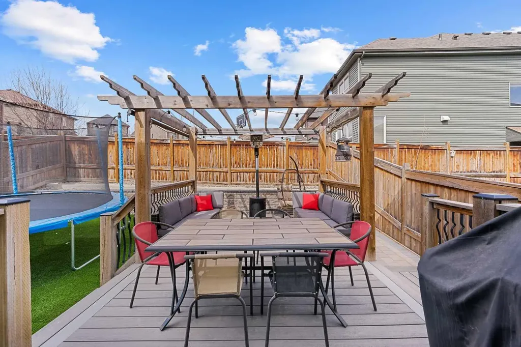 15 Sherwood Square NW Calgary AB T3R 0N7