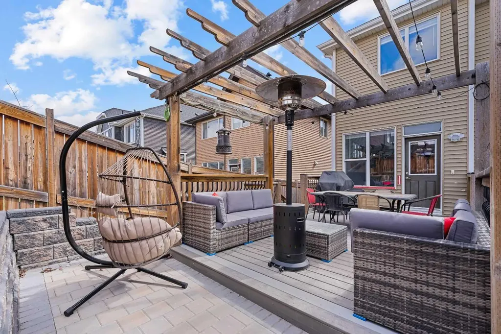 15 Sherwood Square NW Calgary AB T3R 0N7