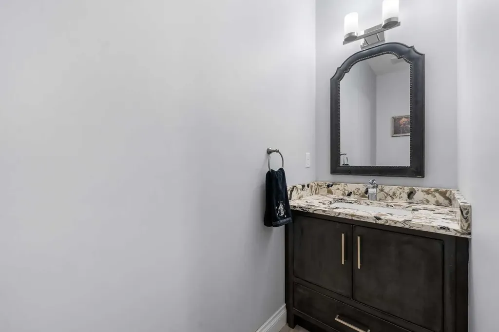 15 Sherwood Square NW Calgary AB T3R 0N7