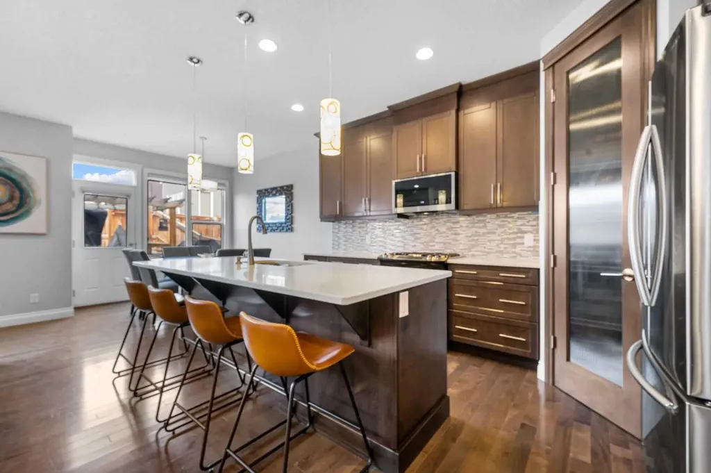 15 Sherwood Square NW Calgary AB T3R 0N7