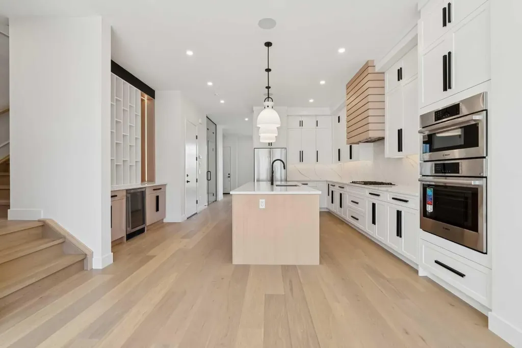 1027 32 Avenue NW Calgary AB T2K 0B2
