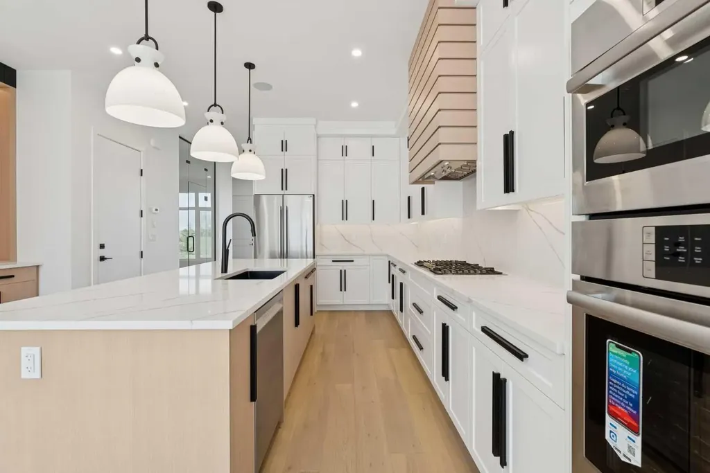 1027 32 Avenue NW Calgary AB T2K 0B2