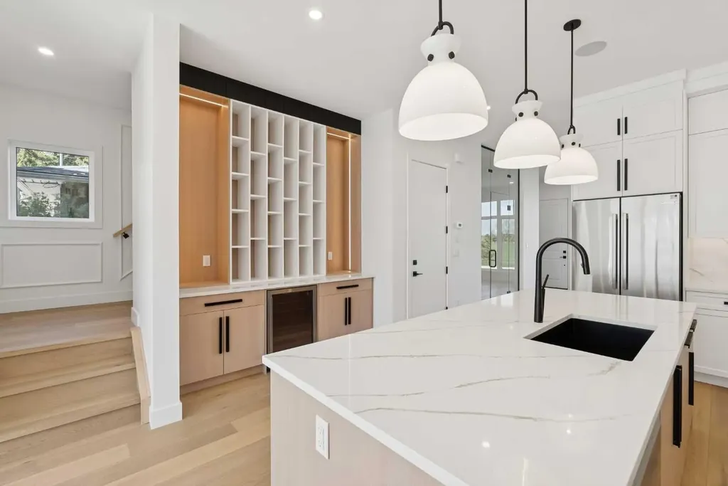 1027 32 Avenue NW Calgary AB T2K 0B2