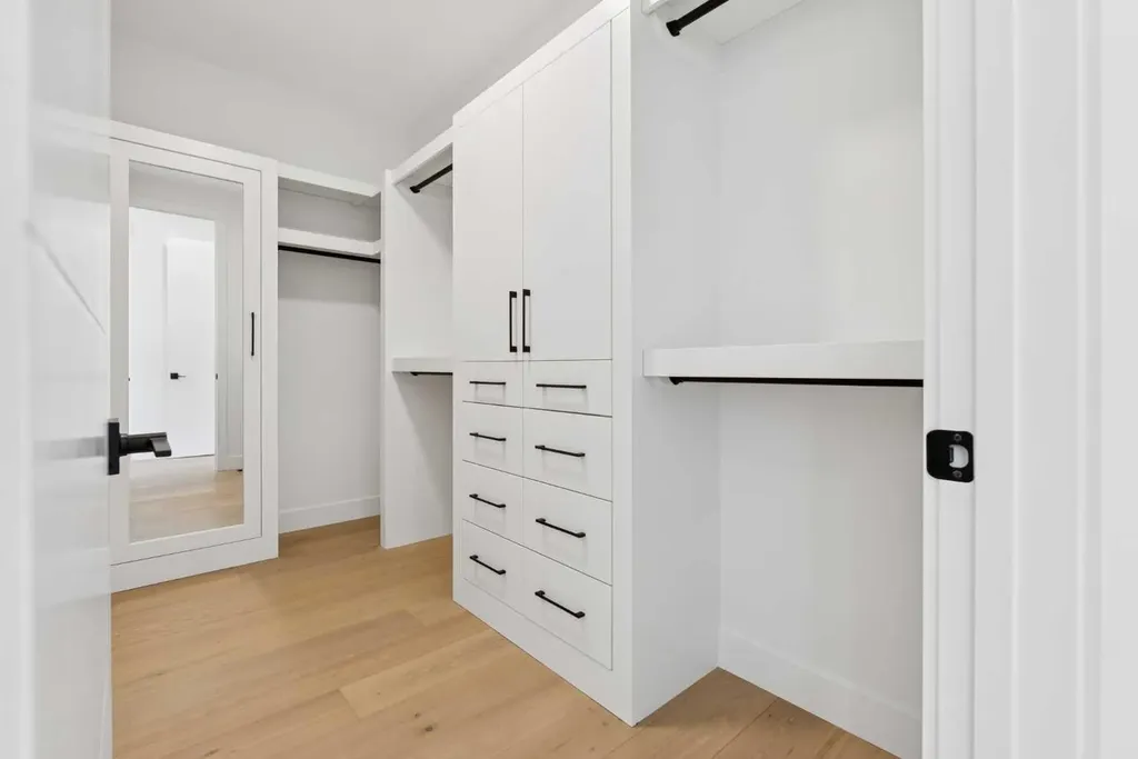 1027 32 Avenue NW Calgary AB T2K 0B2