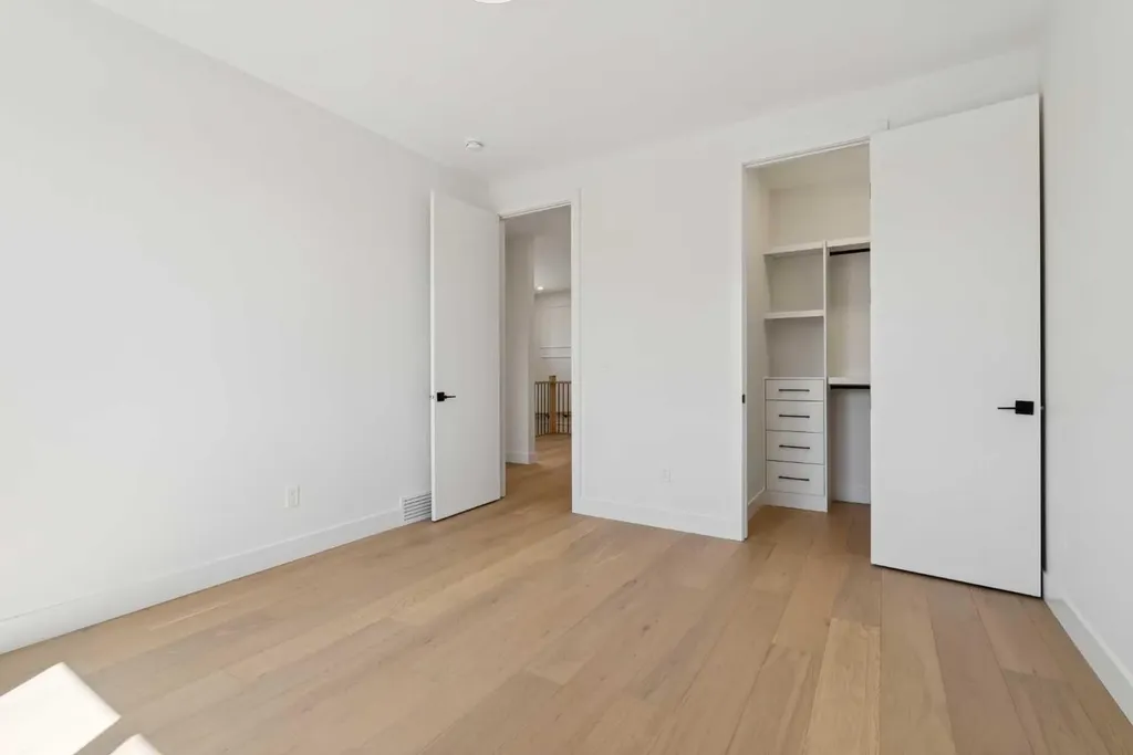 1027 32 Avenue NW Calgary AB T2K 0B2