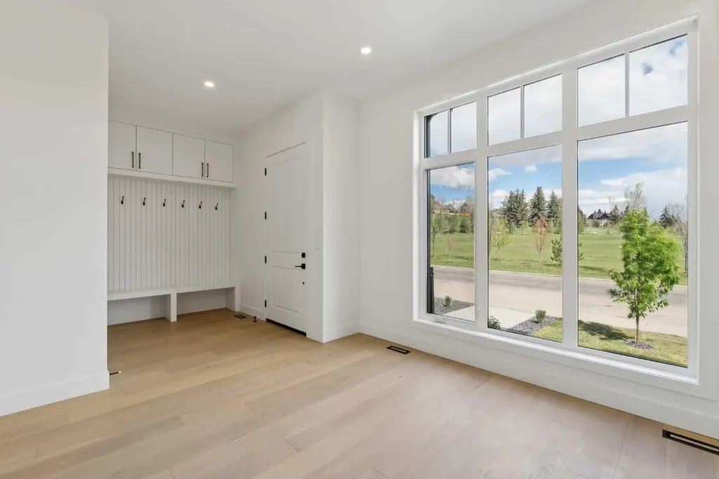 1027 32 Avenue NW Calgary AB T2K 0B2