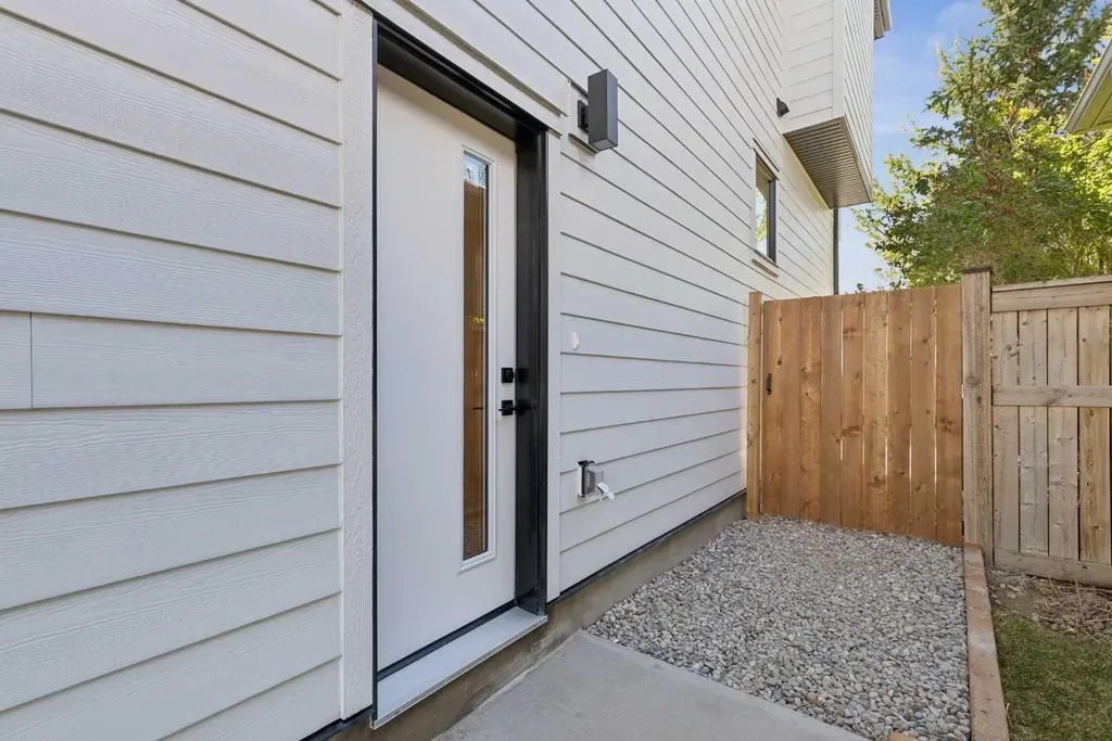 1027 32 Avenue NW Calgary AB T2K 0B2