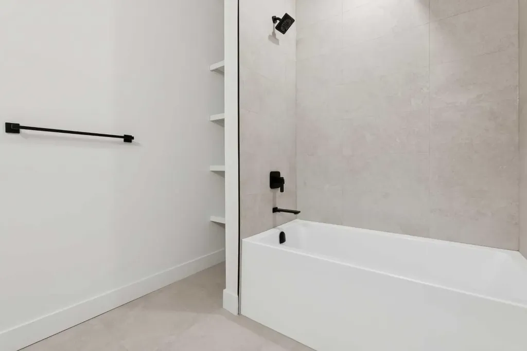 1027 32 Avenue NW Calgary AB T2K 0B2