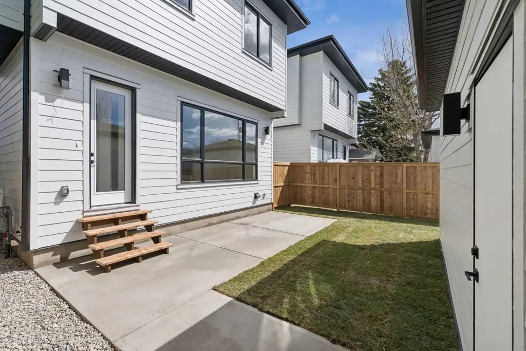 1027 32 Avenue NW Calgary AB T2K 0B2