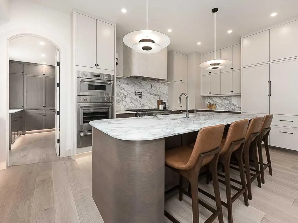 15 42 Street SW Calgary AB T3C 1Y2