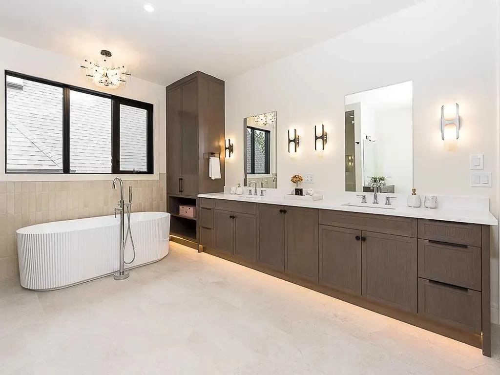 15 42 Street SW Calgary AB T3C 1Y2
