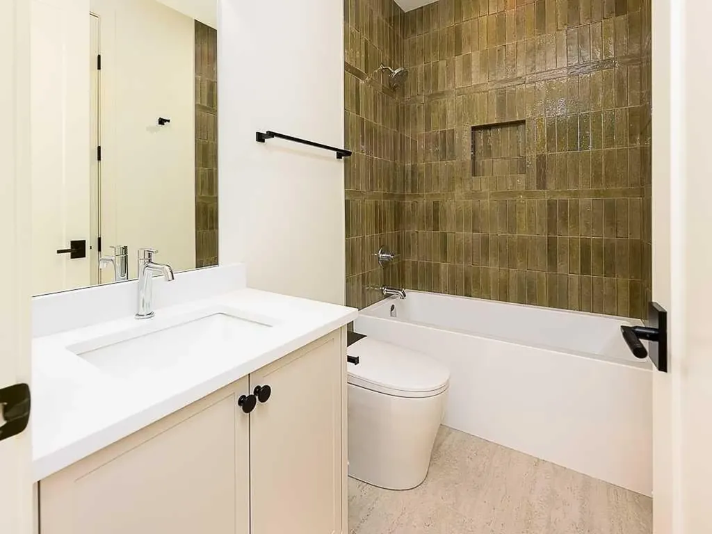 15 42 Street SW Calgary AB T3C 1Y2