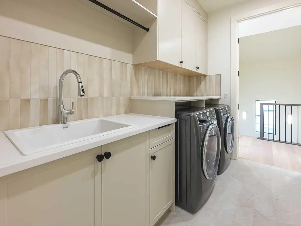 15 42 Street SW Calgary AB T3C 1Y2
