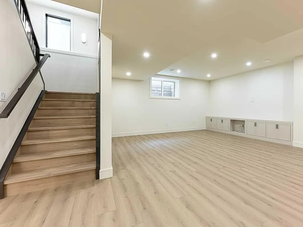 15 42 Street SW Calgary AB T3C 1Y2