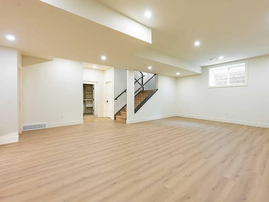 15 42 Street SW Calgary AB T3C 1Y2