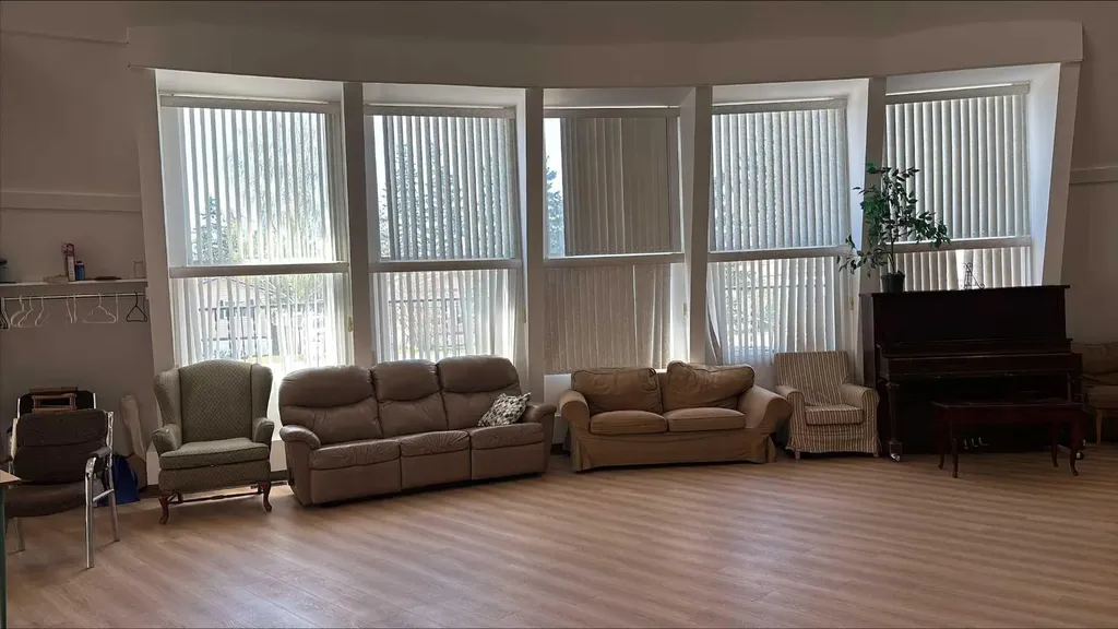 3223 83 Street NW Calgary AB T3B5N2