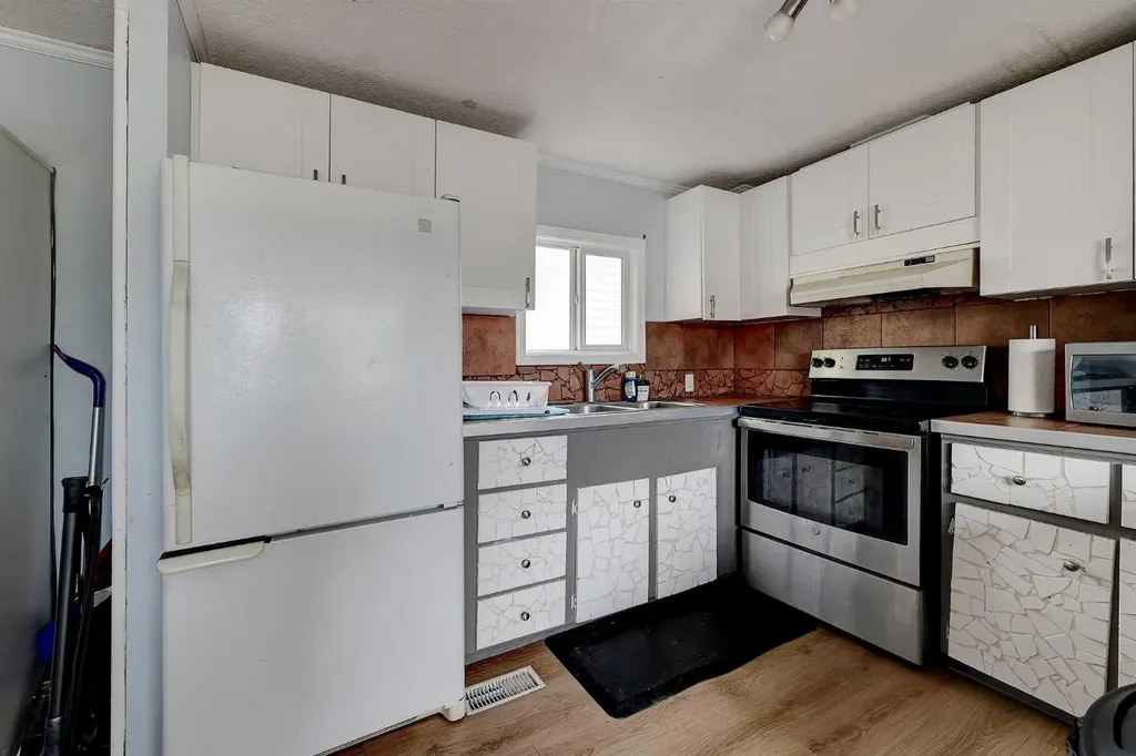 9766 119a Avenue Grande Prairie AB T8V 5H7