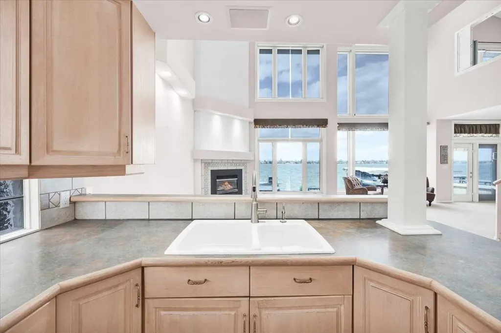 789 East Chestermere Drive Chestermere AB T1X 1A6