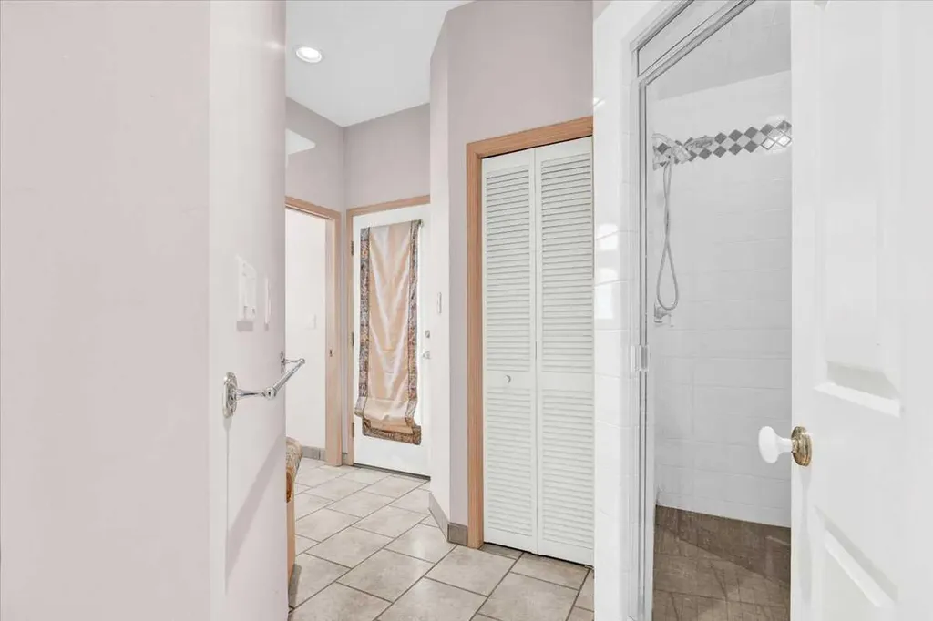 789 East Chestermere Drive Chestermere AB T1X 1A6