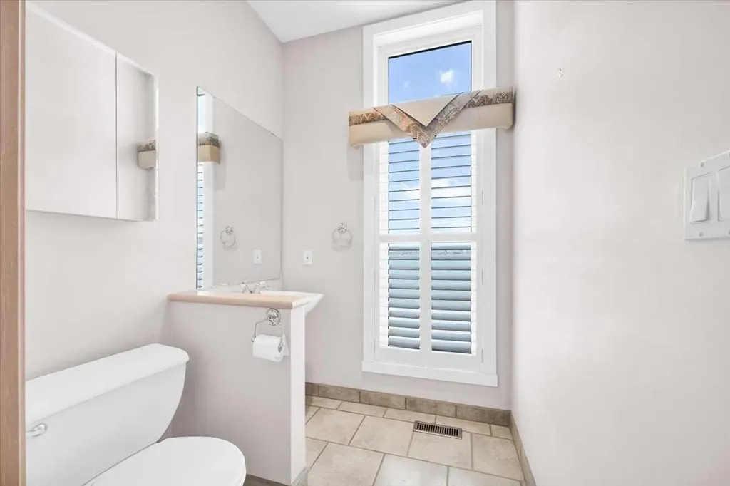 789 East Chestermere Drive Chestermere AB T1X 1A6