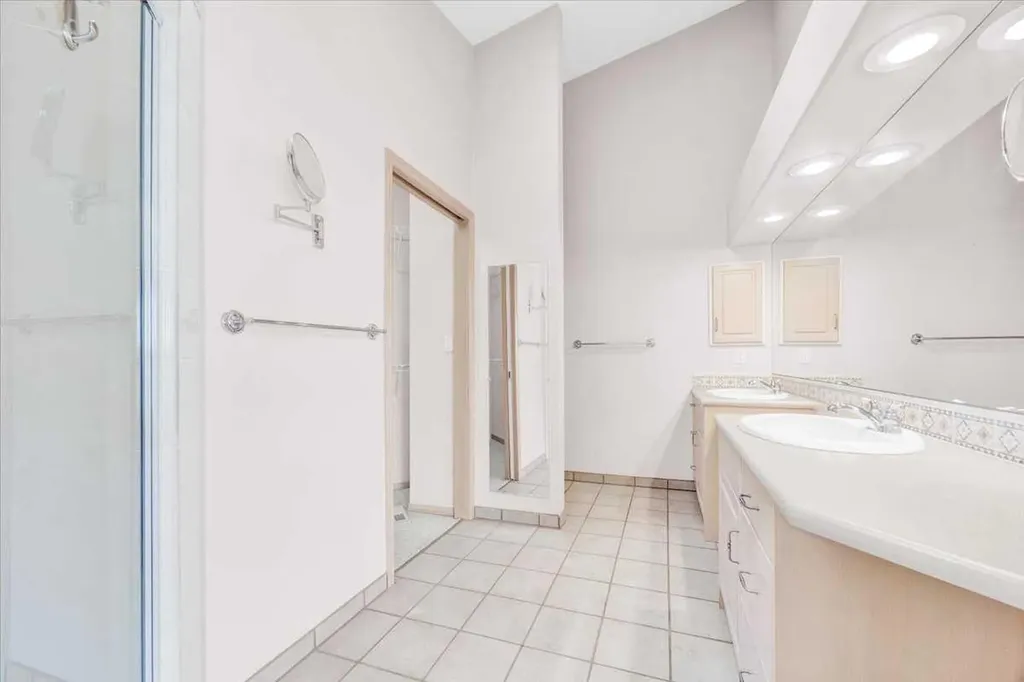 789 East Chestermere Drive Chestermere AB T1X 1A6
