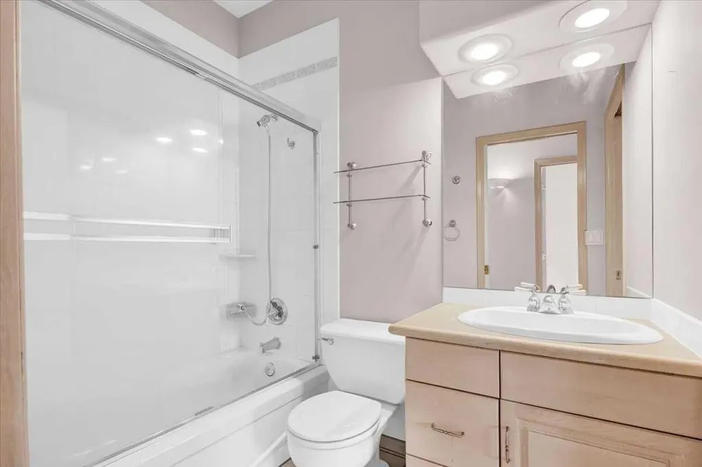 789 East Chestermere Drive Chestermere AB T1X 1A6