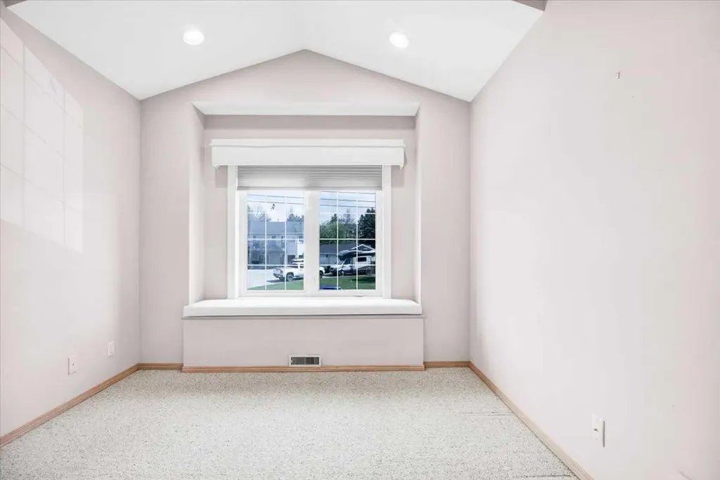 789 East Chestermere Drive Chestermere AB T1X 1A6