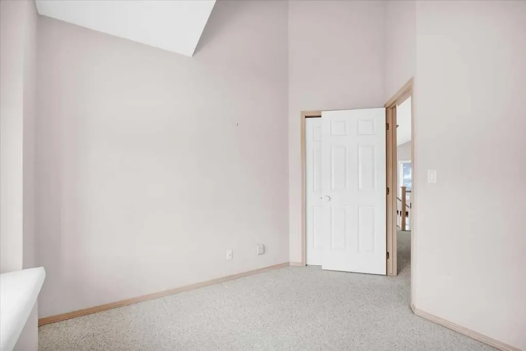 789 East Chestermere Drive Chestermere AB T1X 1A6