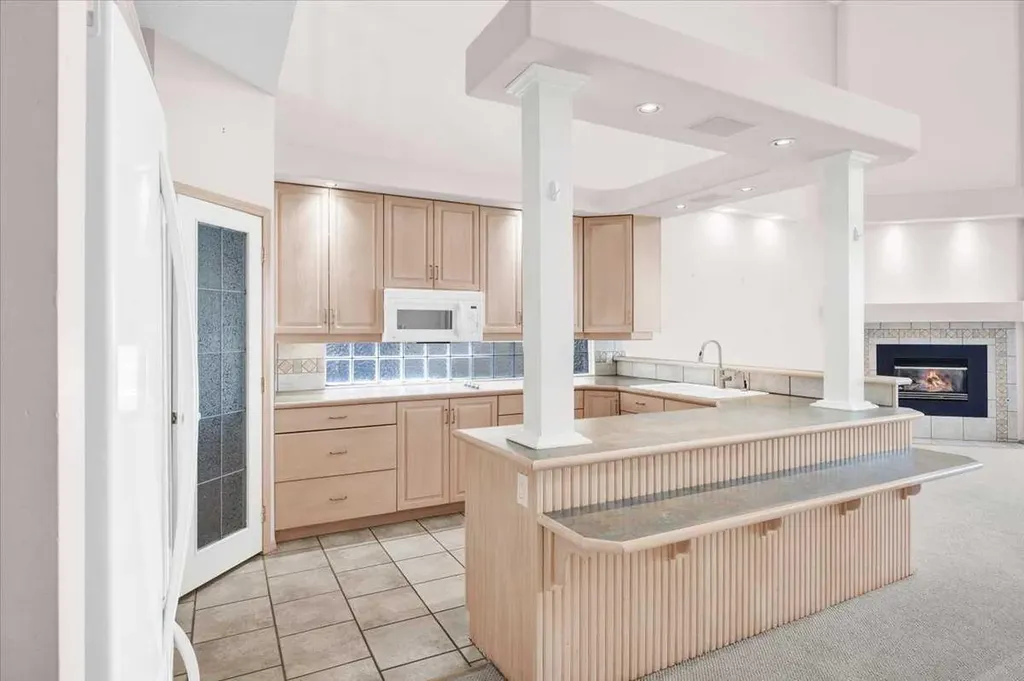789 East Chestermere Drive Chestermere AB T1X 1A6