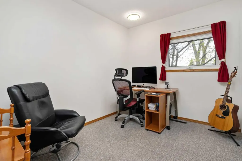 30 Montclare Avenue Camrose AB T4V 2K8