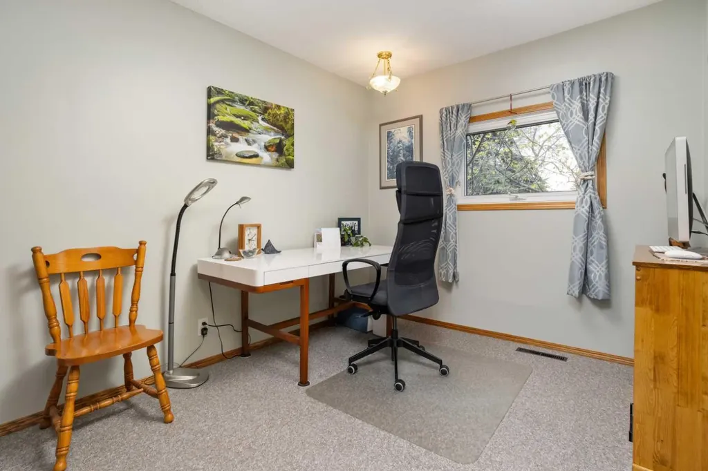 30 Montclare Avenue Camrose AB T4V 2K8