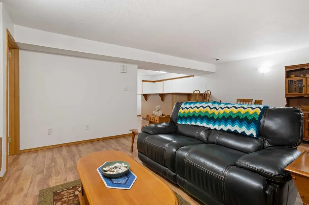 30 Montclare Avenue Camrose AB T4V 2K8