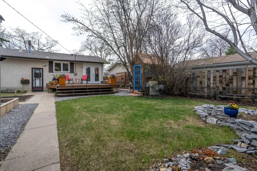 30 Montclare Avenue Camrose AB T4V 2K8