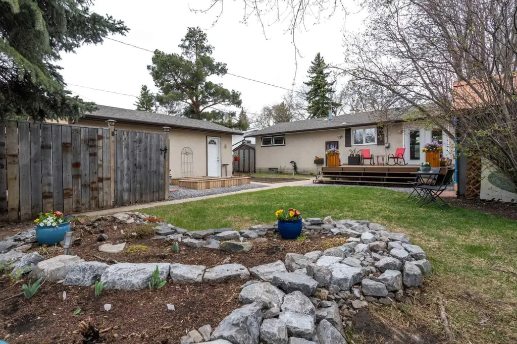 30 Montclare Avenue Camrose AB T4V 2K8