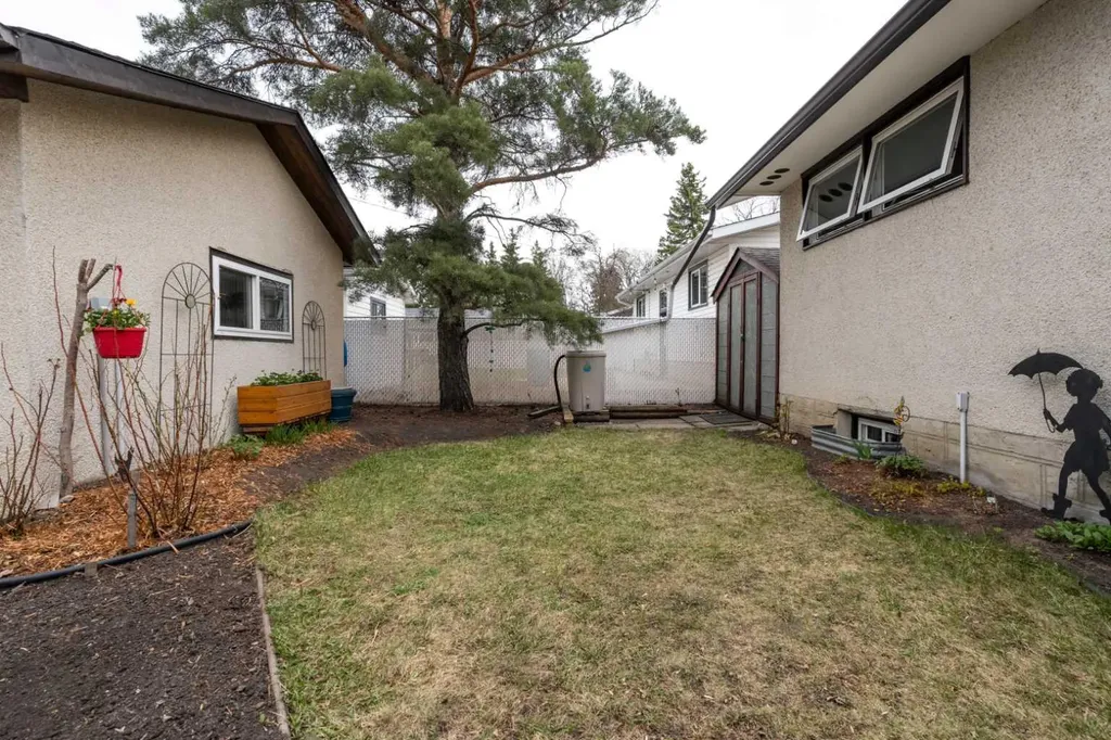 30 Montclare Avenue Camrose AB T4V 2K8