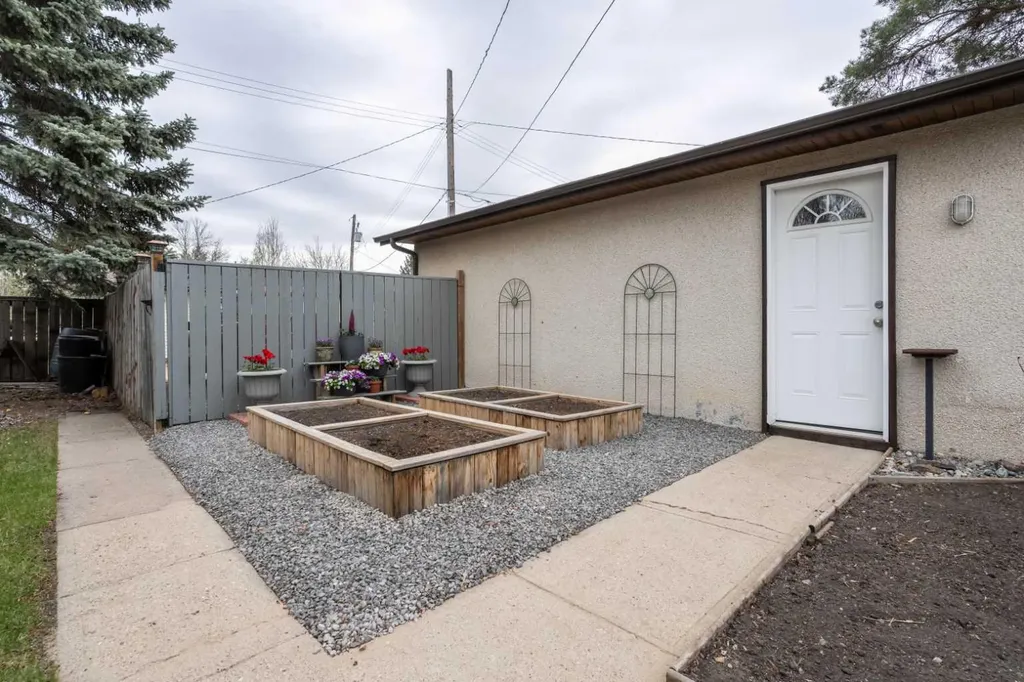 30 Montclare Avenue Camrose AB T4V 2K8