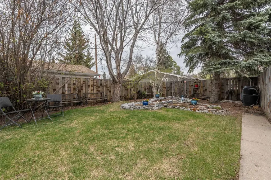 30 Montclare Avenue Camrose AB T4V 2K8