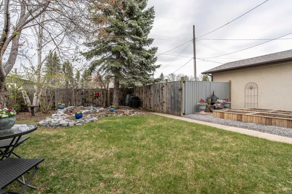 30 Montclare Avenue Camrose AB T4V 2K8