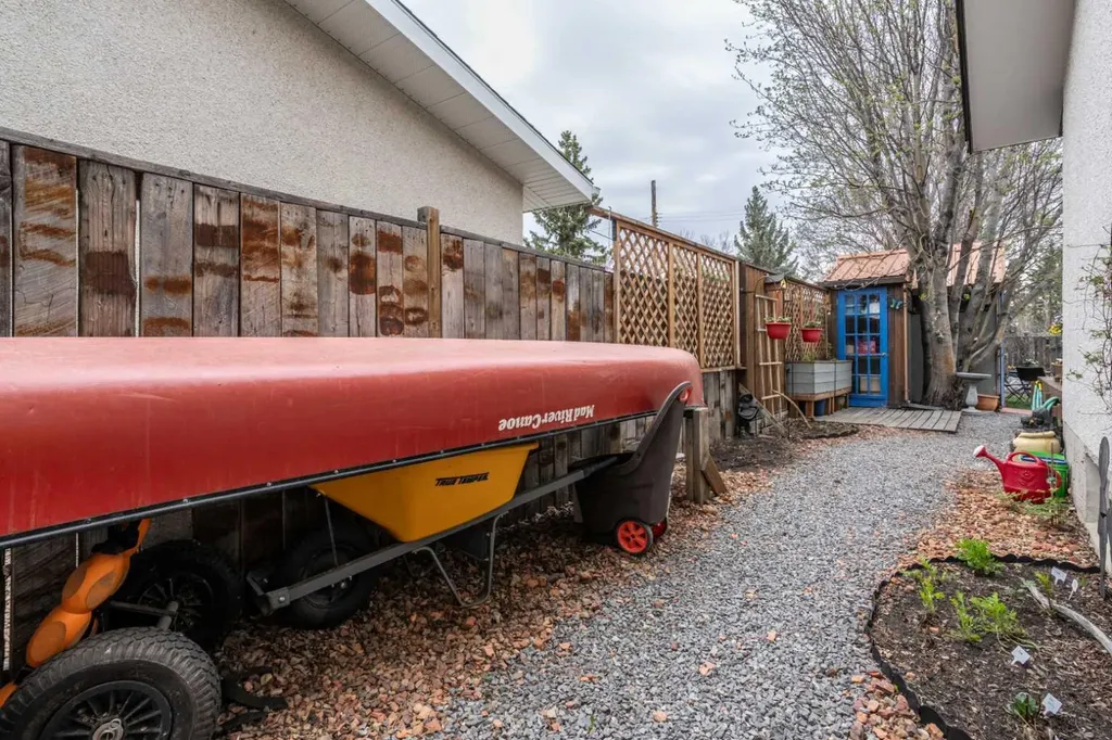 30 Montclare Avenue Camrose AB T4V 2K8