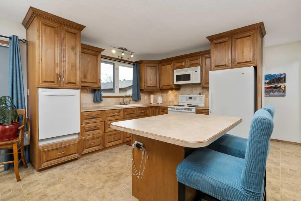 30 Montclare Avenue Camrose AB T4V 2K8
