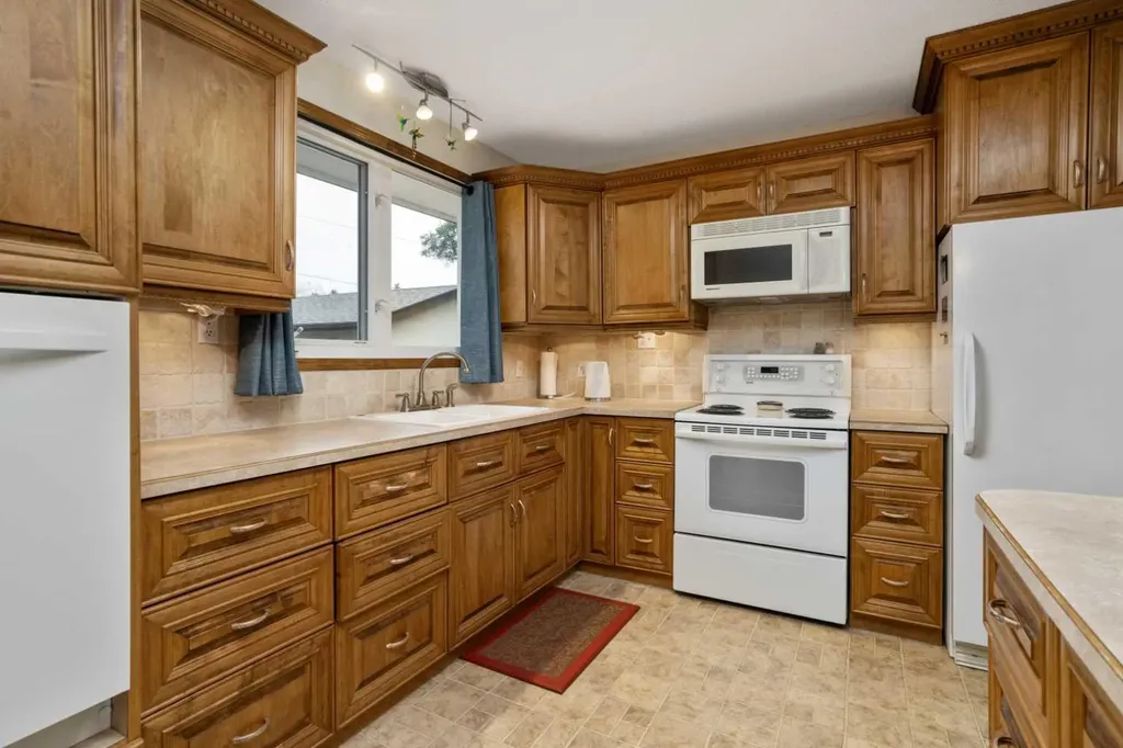 30 Montclare Avenue Camrose AB T4V 2K8