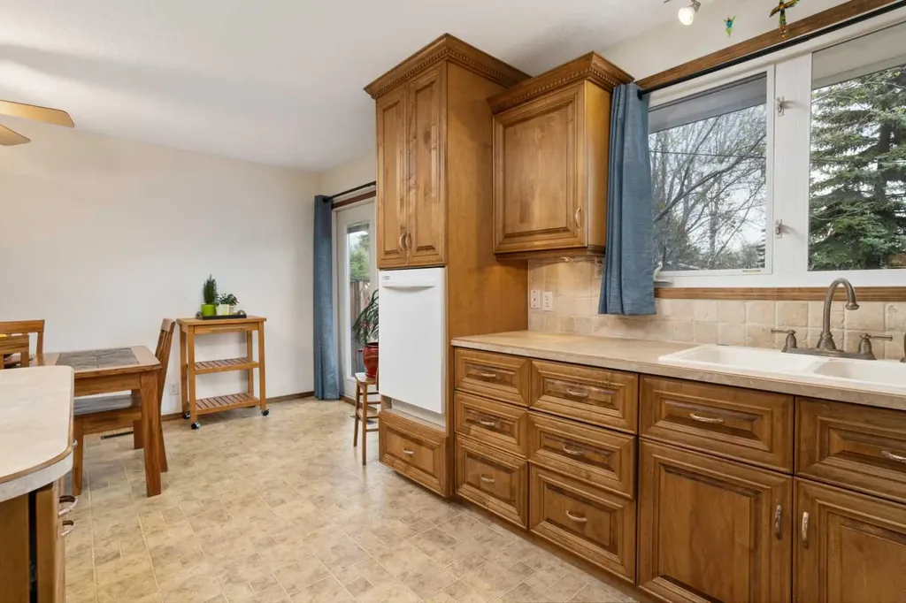 30 Montclare Avenue Camrose AB T4V 2K8