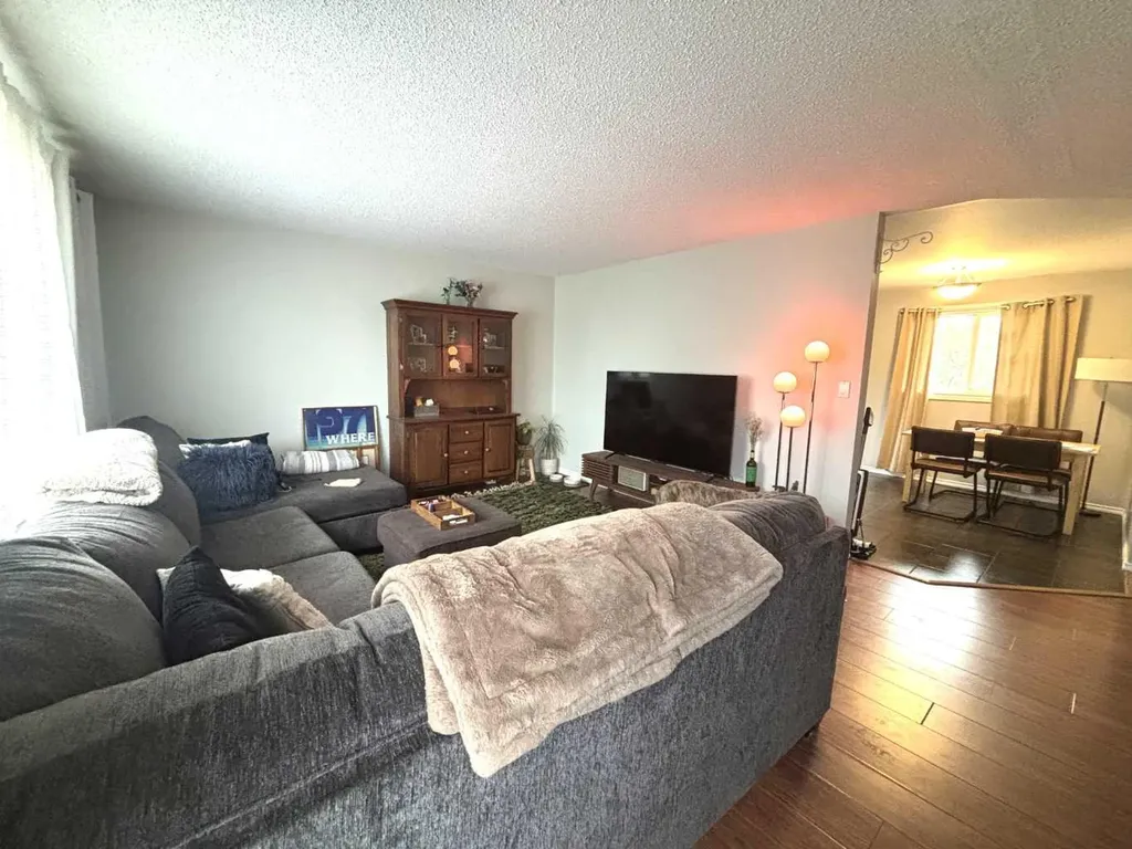 20 Virginia Avenue Whitecourt AB T7S1H2