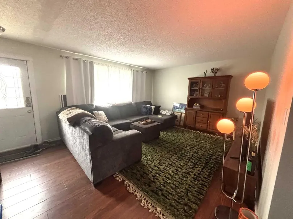 20 Virginia Avenue Whitecourt AB T7S1H2