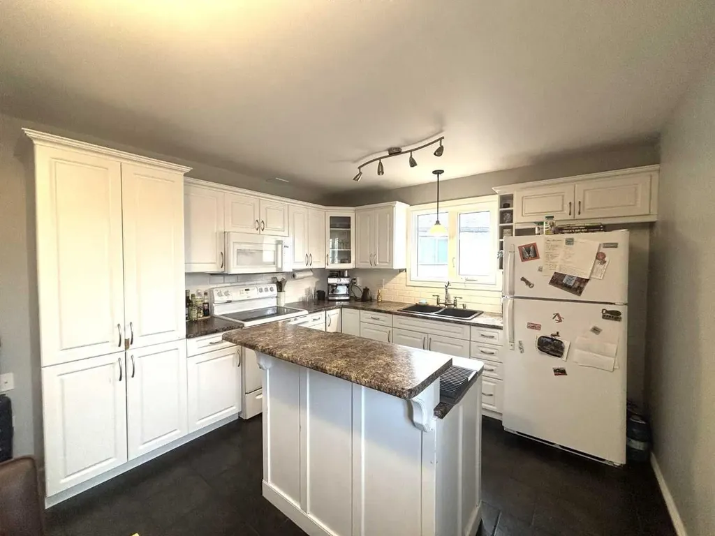 20 Virginia Avenue Whitecourt AB T7S1H2