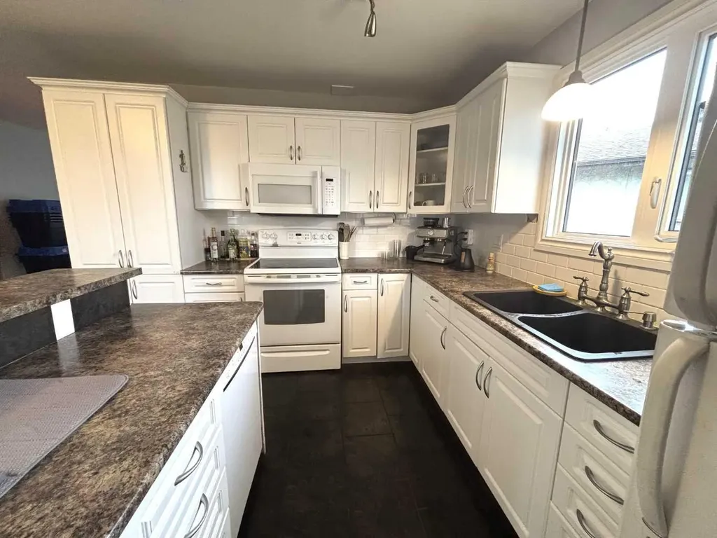 20 Virginia Avenue Whitecourt AB T7S1H2