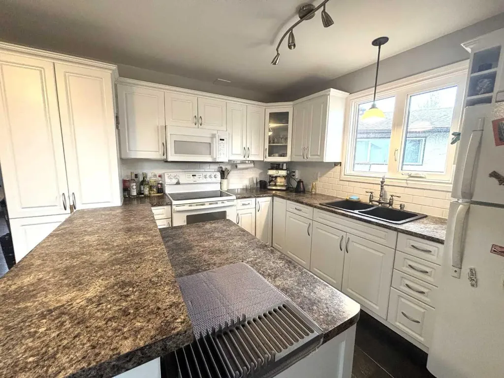 20 Virginia Avenue Whitecourt AB T7S1H2